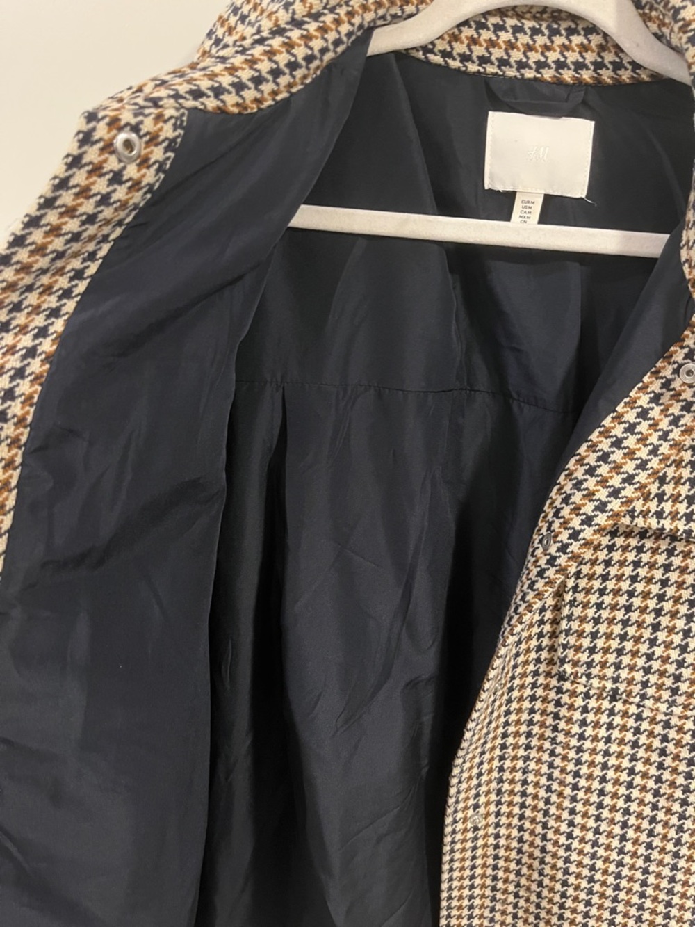 H&M Houndstooth Snap-Front Shacket in Black, Tan, and Cream - Picture 3 of 3